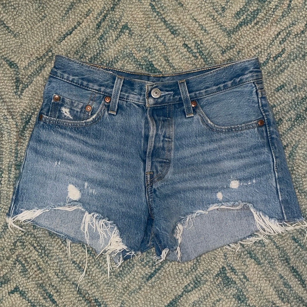 Levis shorts size 24